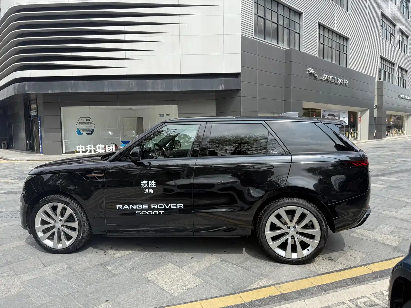 Land Rover Range Rover Sport 2024 400PS Exemplary Edition фото 2