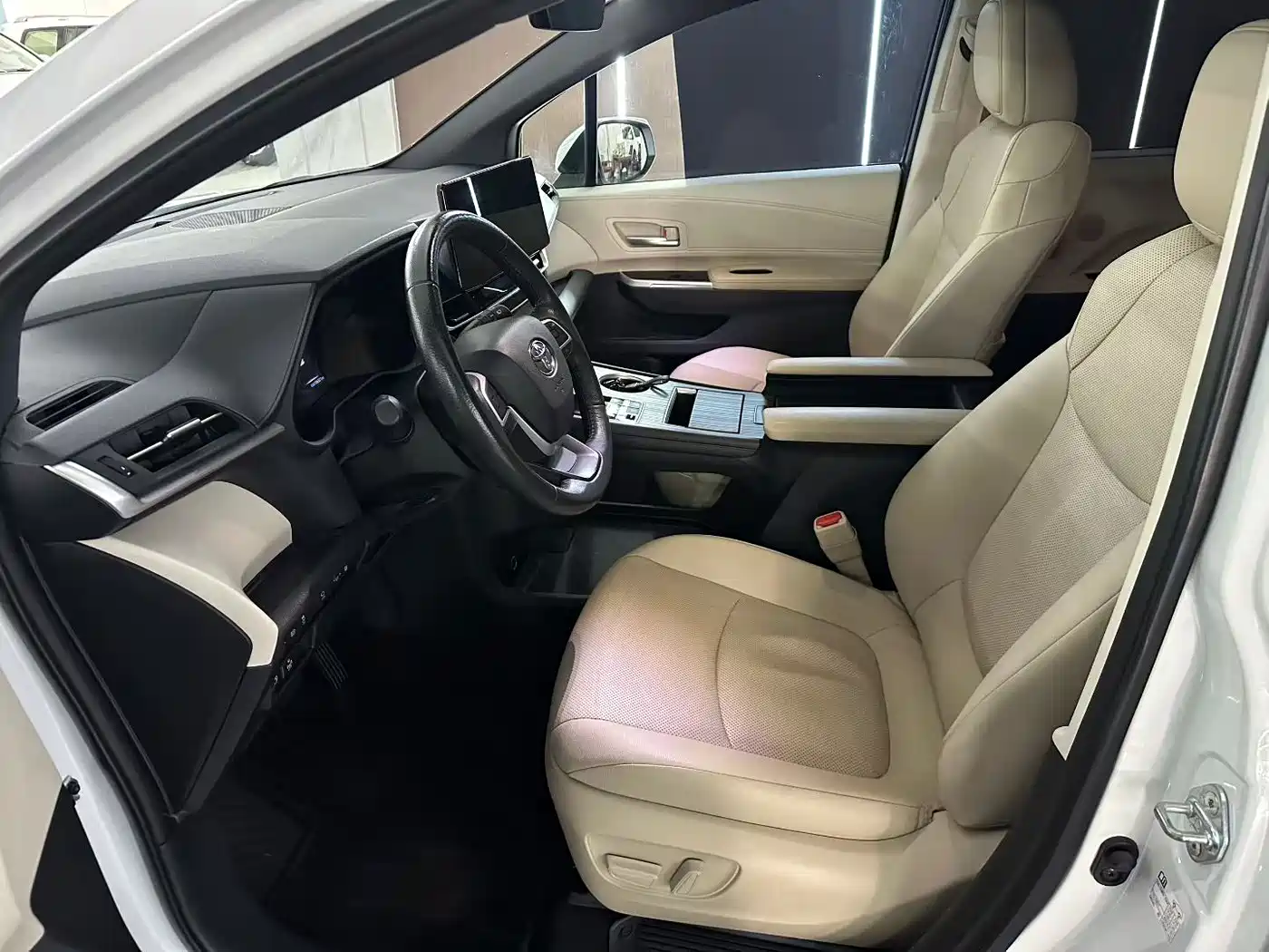 Toyota Granvia 2023 2.5L Hybrid Prestige PLUS Edition фото 4