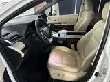 Фото 4 - Toyota Granvia