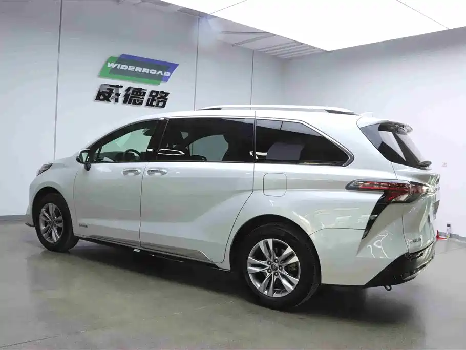 Toyota Sienna 2021 2.5L Hybrid Platinum Edition фото 6