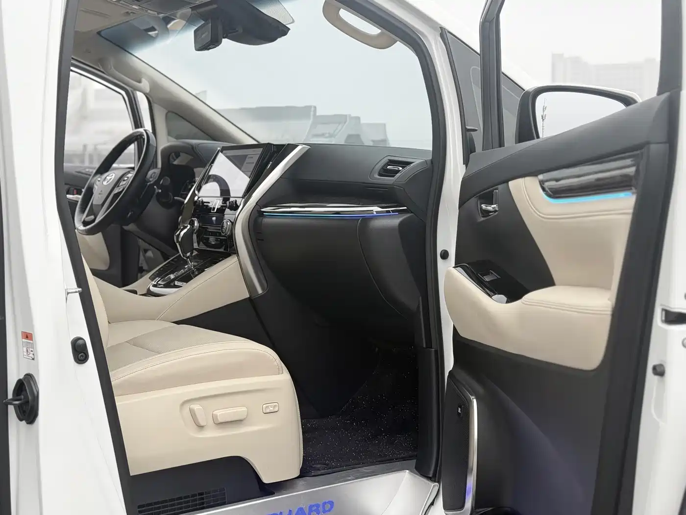 Toyota Alphard 2021 Hybrid 2.5L Premium фото 6