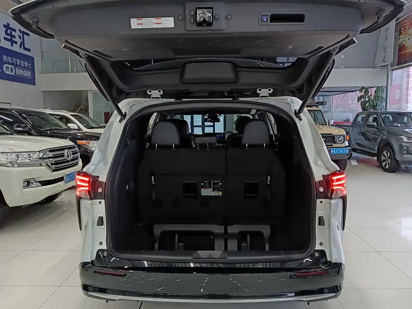 Toyota Sienna 2023 2.5L Hybrid Premium Edition фото 16