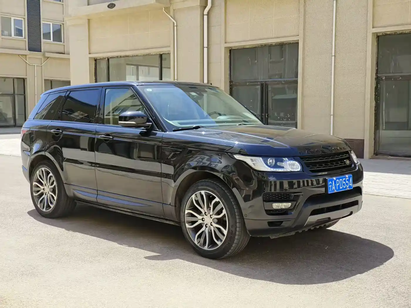 Land Rover Range Rover Sport 2014 3.0 SC V6 Trendsetting Genesis Edition фото 3