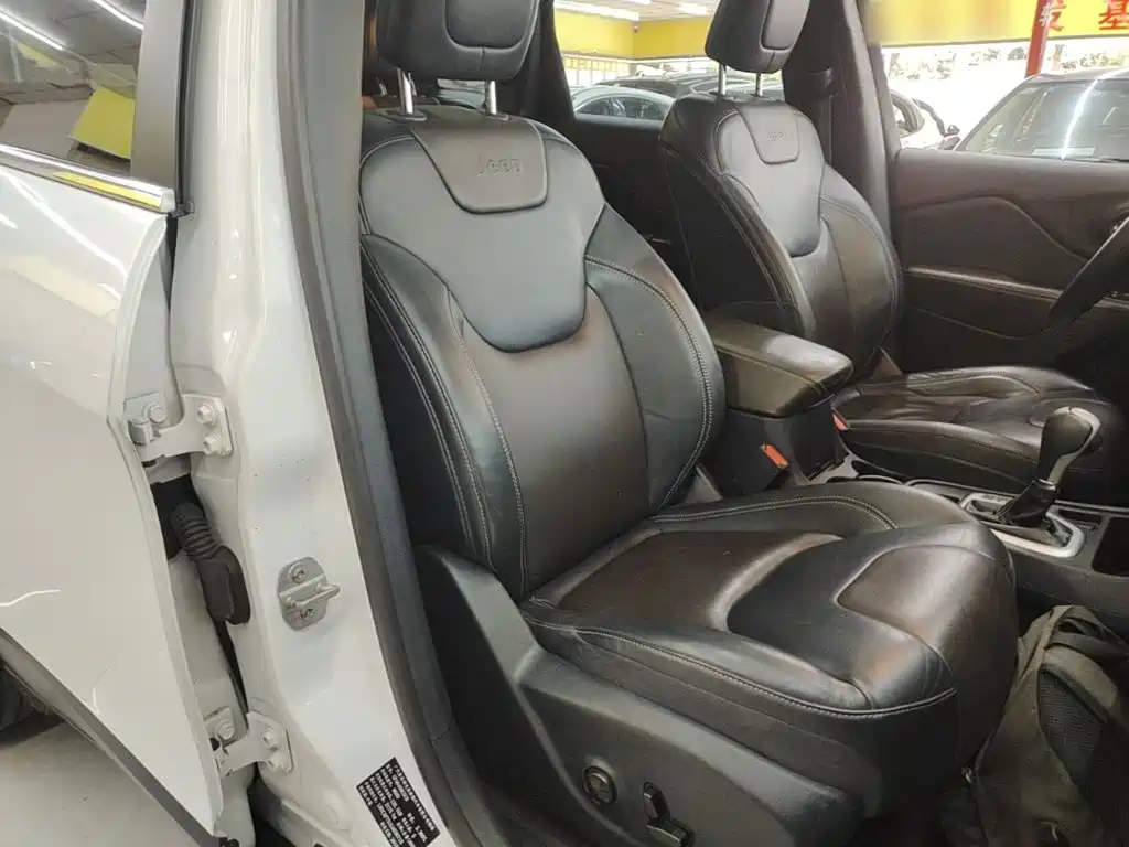 Фото 25 - Jeep Cherokee