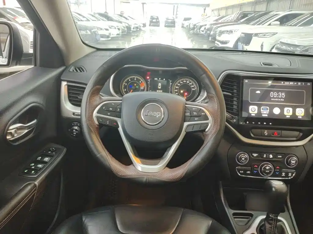 Фото 11 - Jeep Cherokee