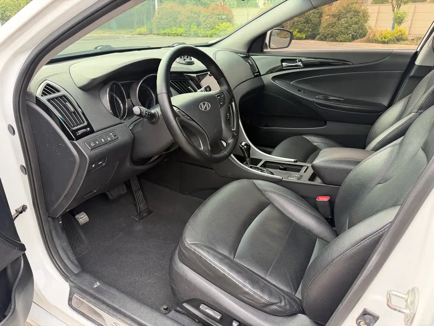 Hyundai Sonata 2014 2.0L Automatic Luxury фото 10