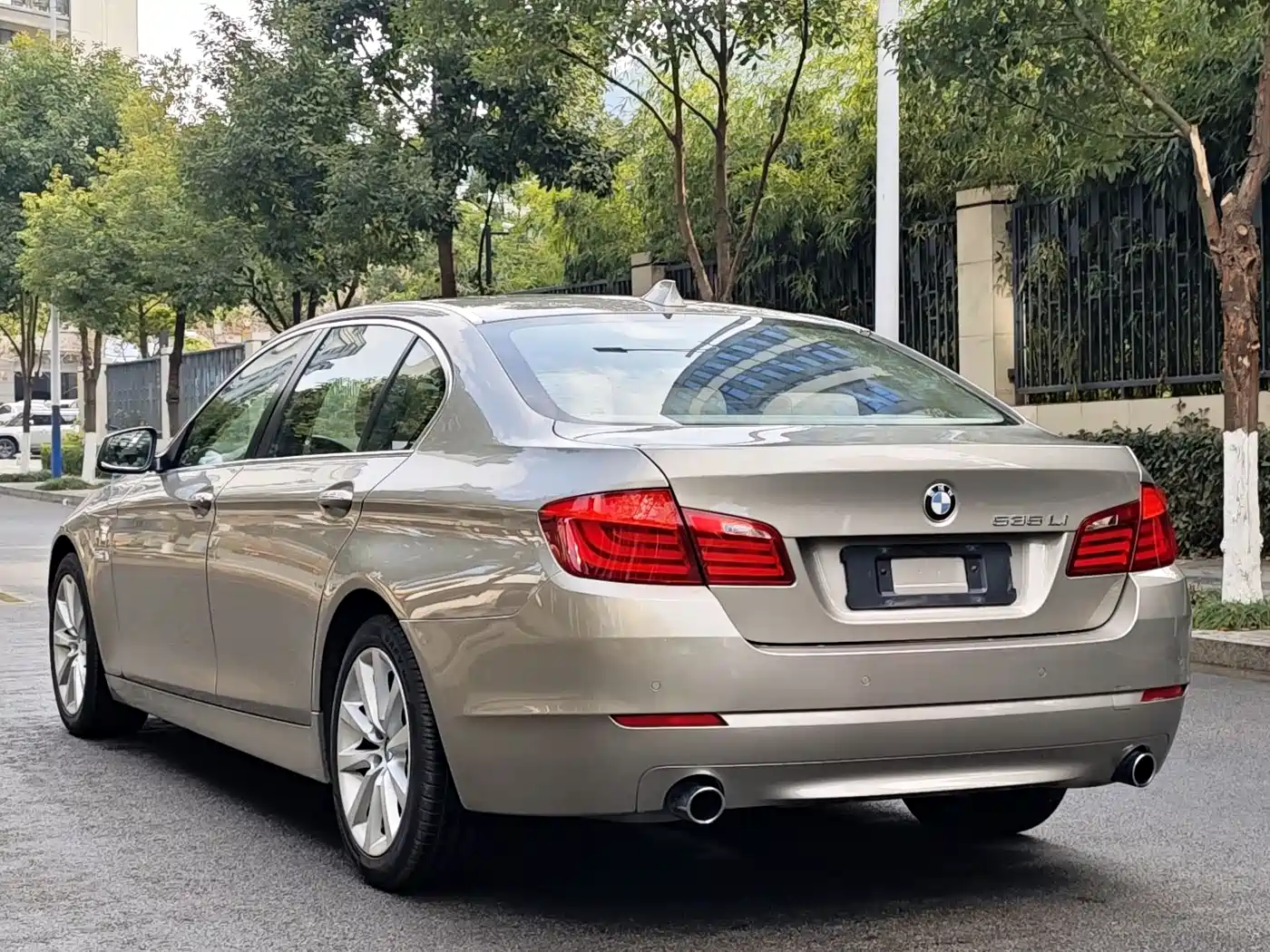 BMW 5 Series 2011 535Li Leading фото 3