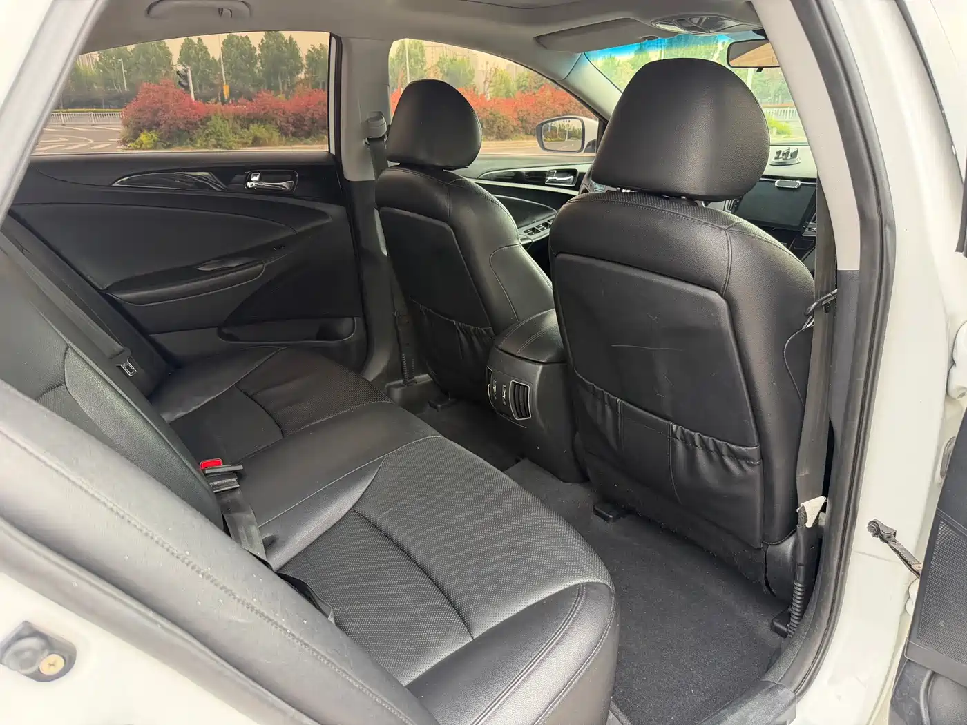 Hyundai Sonata 2014 2.0L Automatic Luxury фото 12