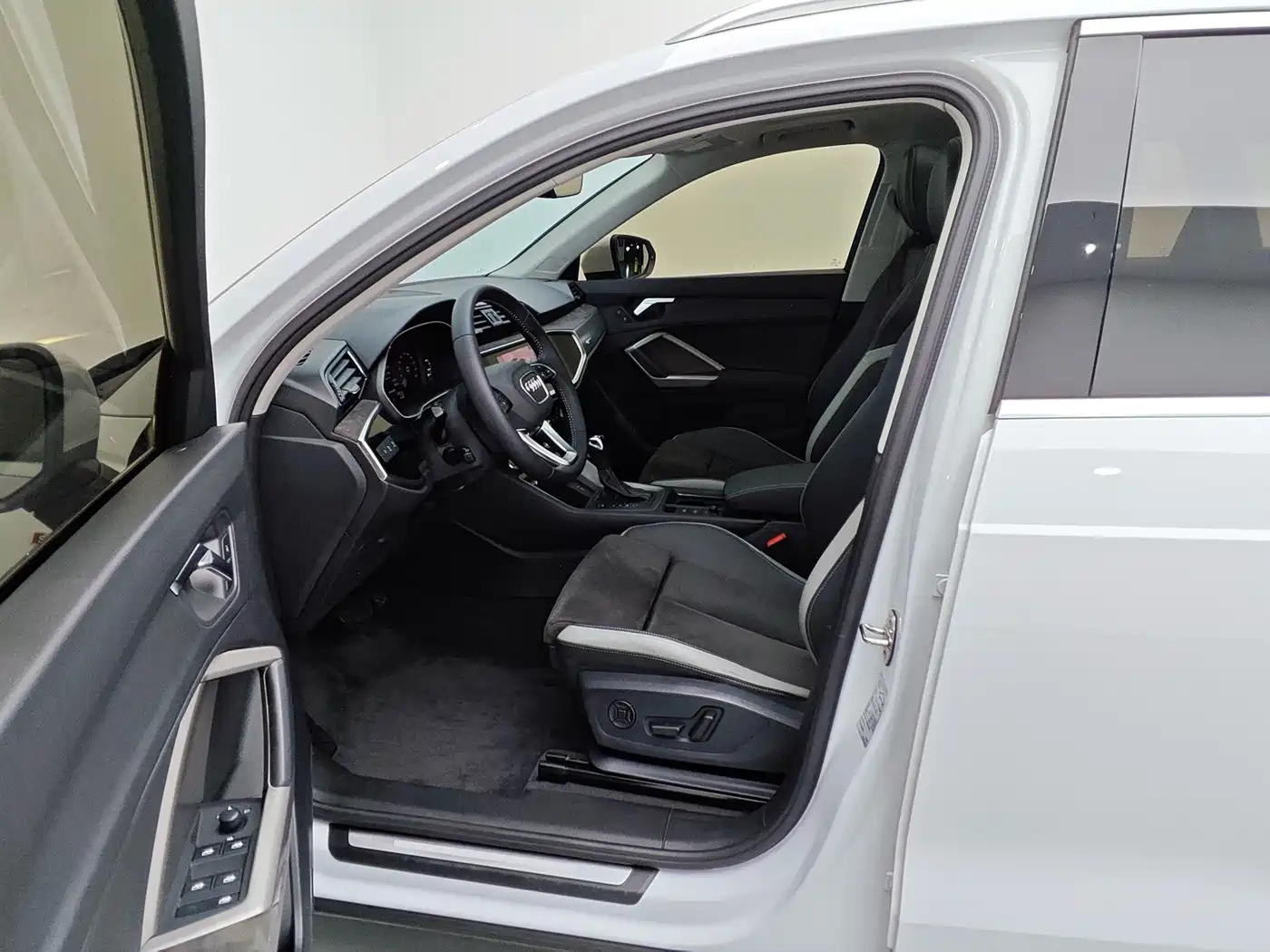 Photo 5 - Audi Q3