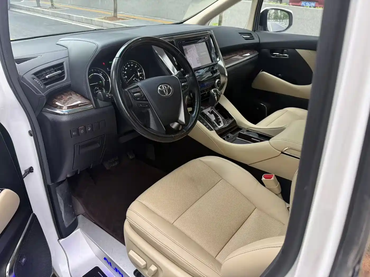 Toyota Alphard 2019 Hybrid 2.5L Luxury фото 9