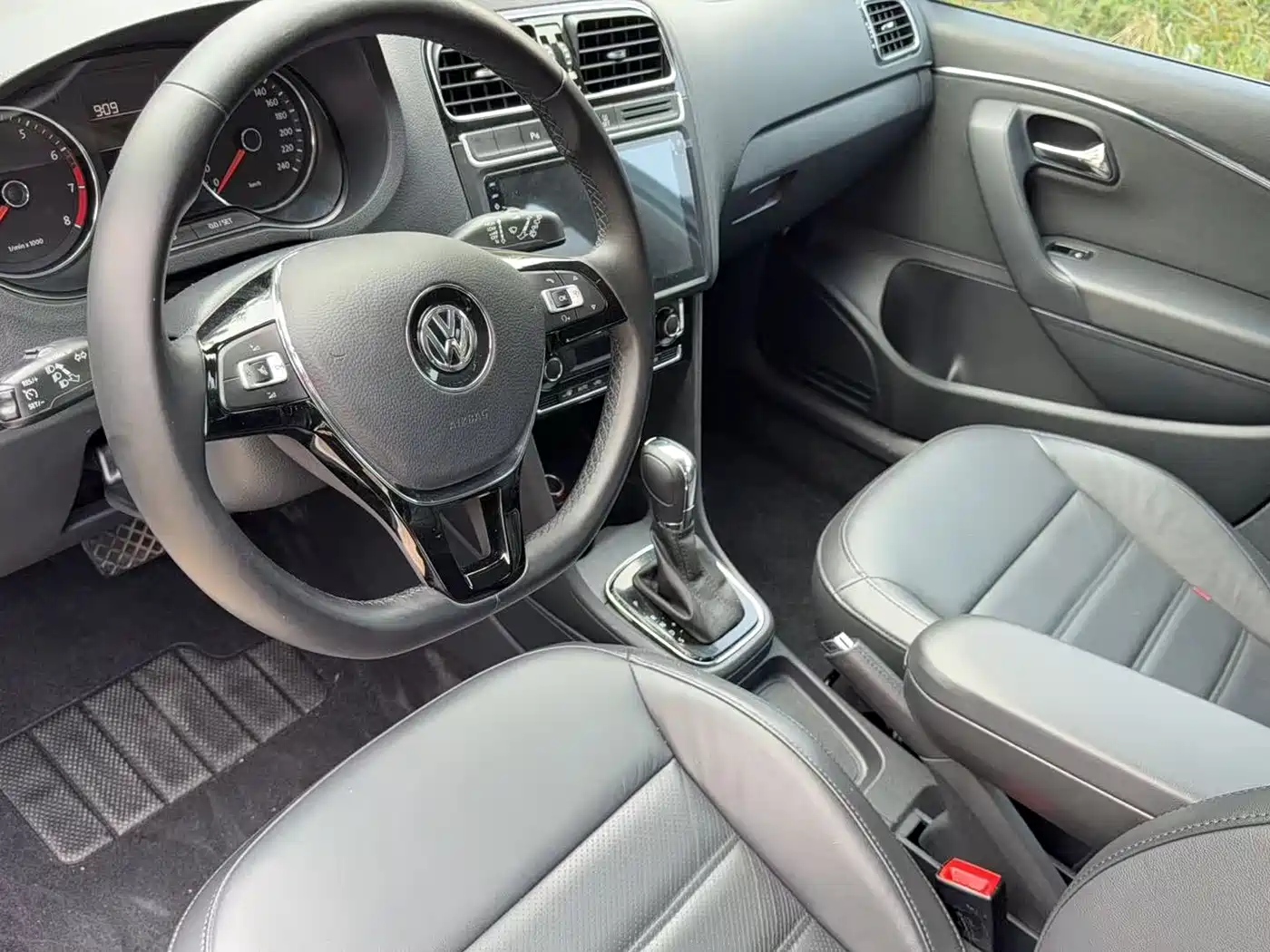 Volkswagen Polo 2016 1.6L Automatic Luxury фото 2