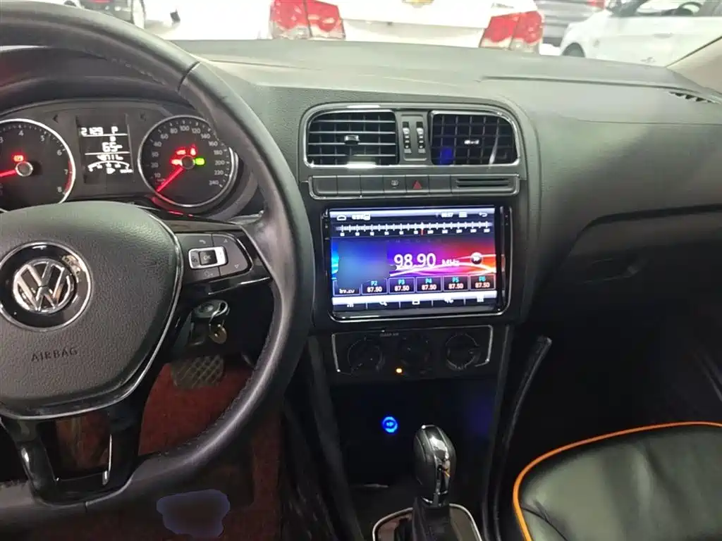 Volkswagen Polo 2016 1.6L Automatic Comfort фото 10