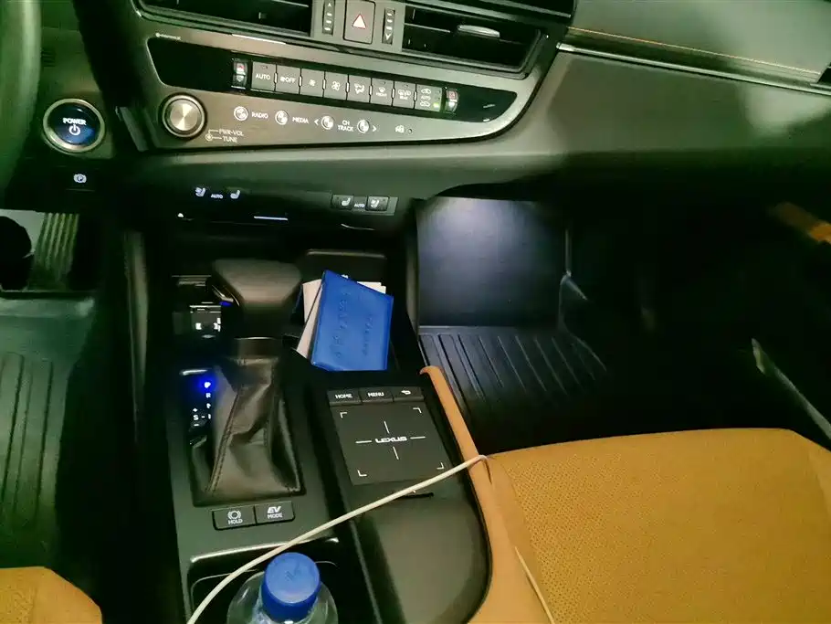 Lexus ES 2021 300h Luxury Edition фото 16