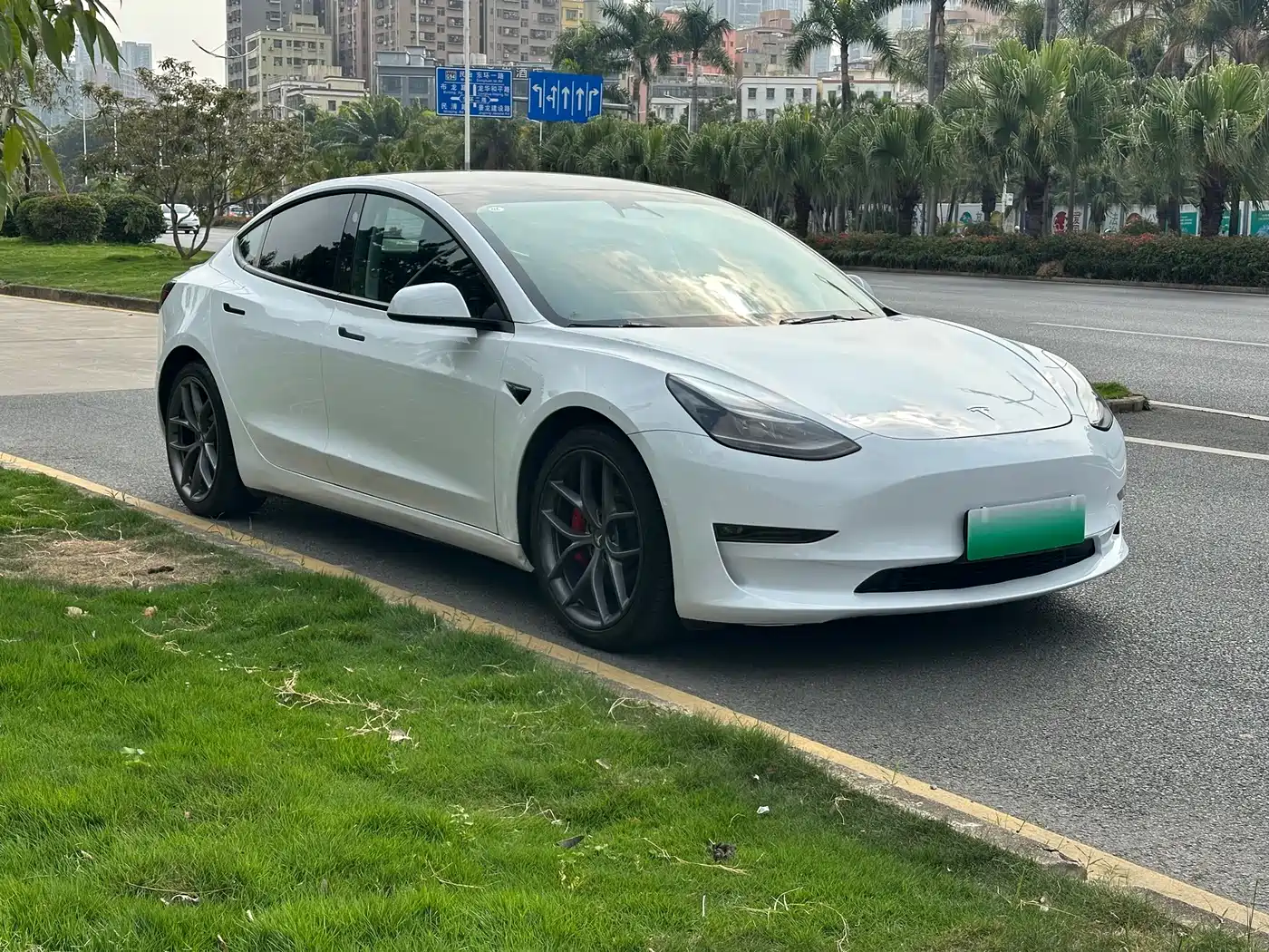 TESLA MODEL 3