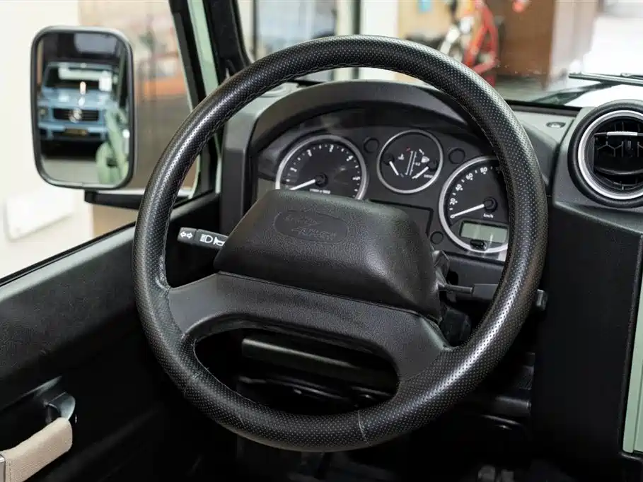 Land Rover Defender фото 12
