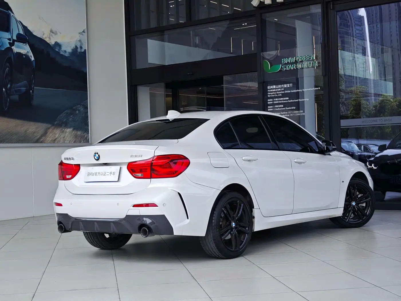 BMW 1 Series 2023 125i M Sport Shadow Edition фото 4