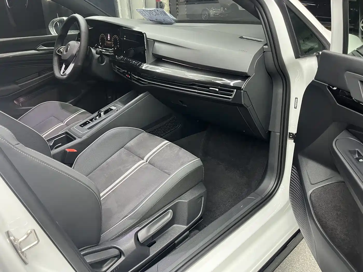 Volkswagen Golf 2023 Facelift 280TSI DSG R-Line Lite фото 10