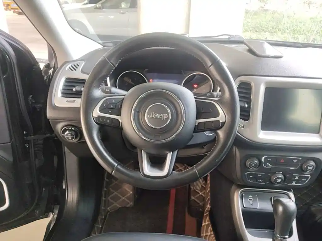 Фото 11 - Jeep Compass