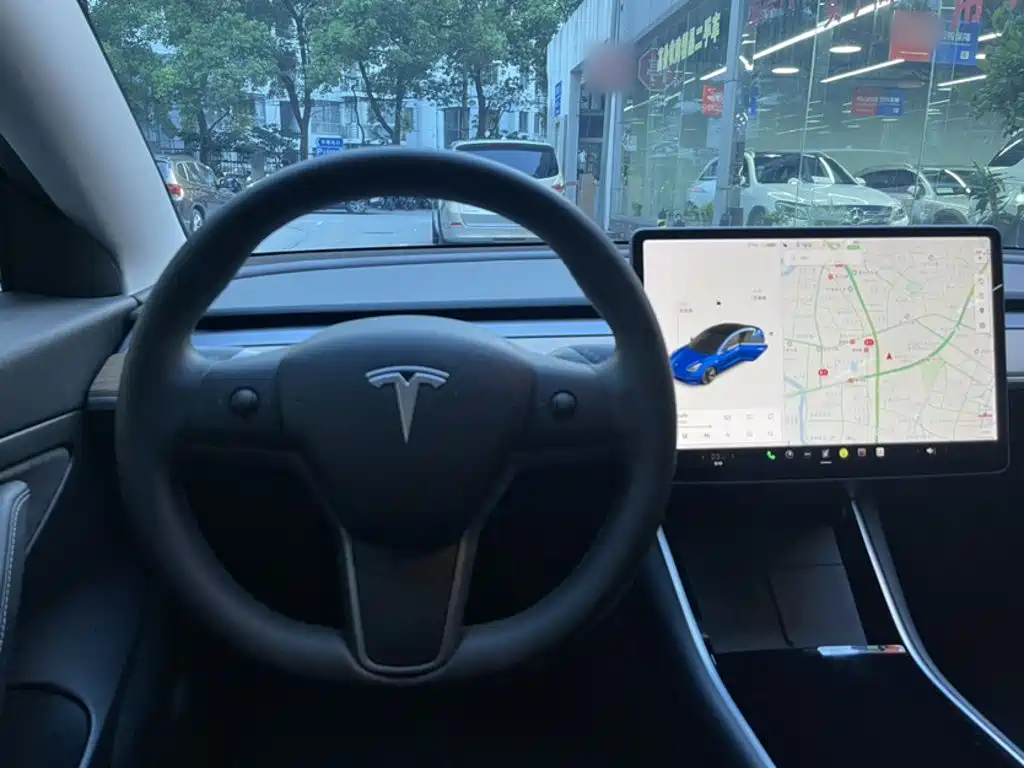 Фото 3 - Tesla Model 3