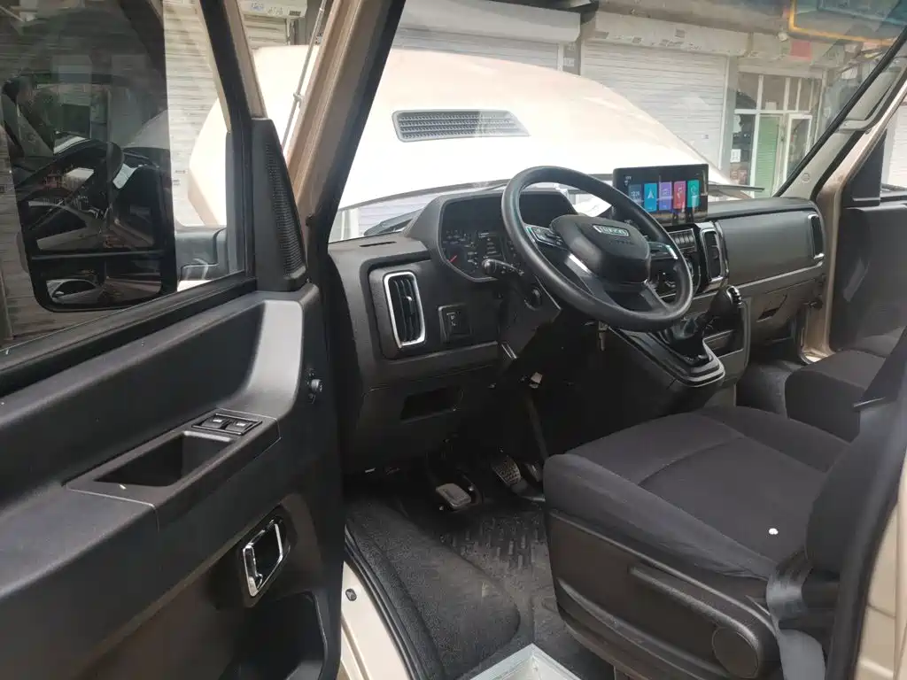 Iveco Daily 2023 2023 2.5T A35M1 Short Wheelbase Medium Roof Single Tire Sliding Door 5-9 Seats