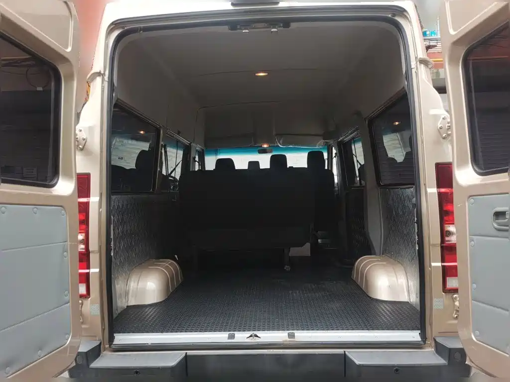 Iveco Daily 2023 2023 2.5T A35M1 Short Wheelbase Medium Roof Single Tire Sliding Door 5-9 Seats