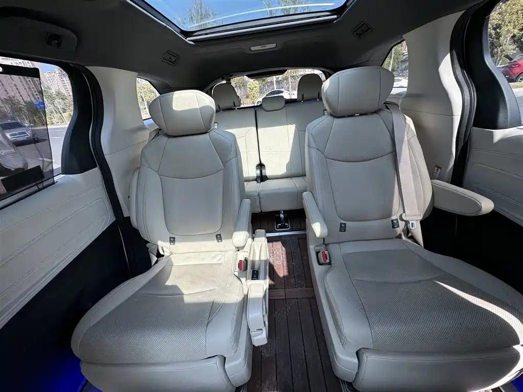 Фото 23 - Toyota Granvia