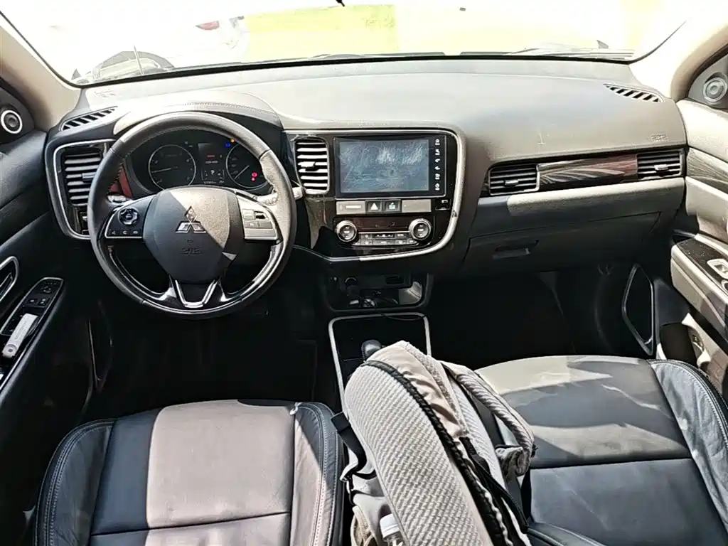 MITSUBISHI OUTLANDER