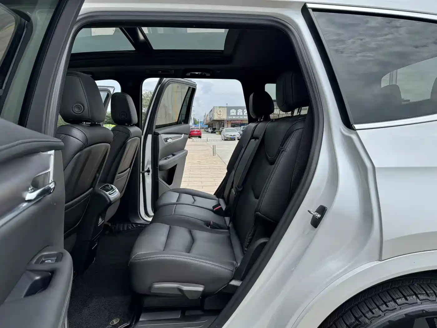 Photo 16 - Cadillac XT6
