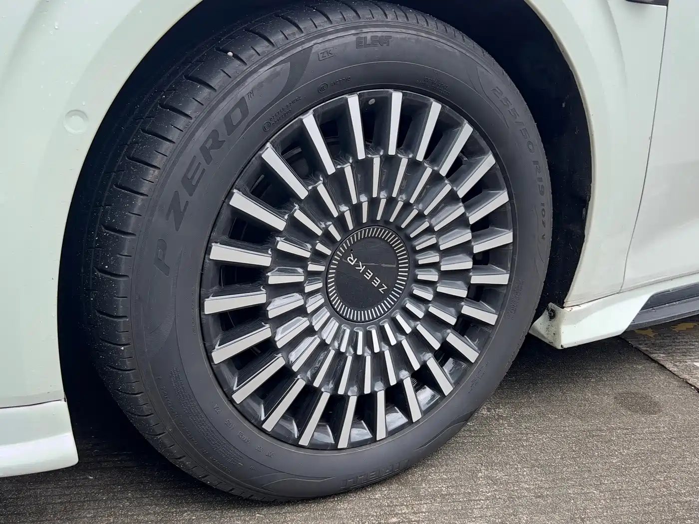 ZEEKR 009 2026 2024 6-seat Executive AWD 108kWh