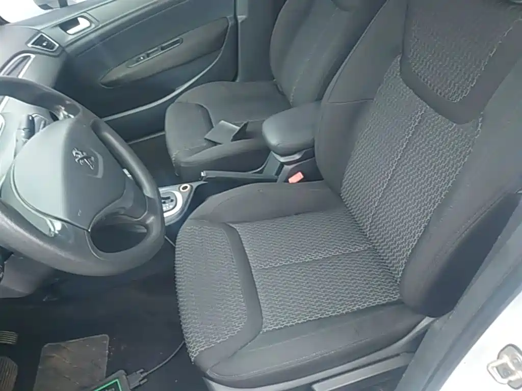 Peugeot 308 2014 Model Joy Edition Classic 1.6L Automatic Superior Style фото 15