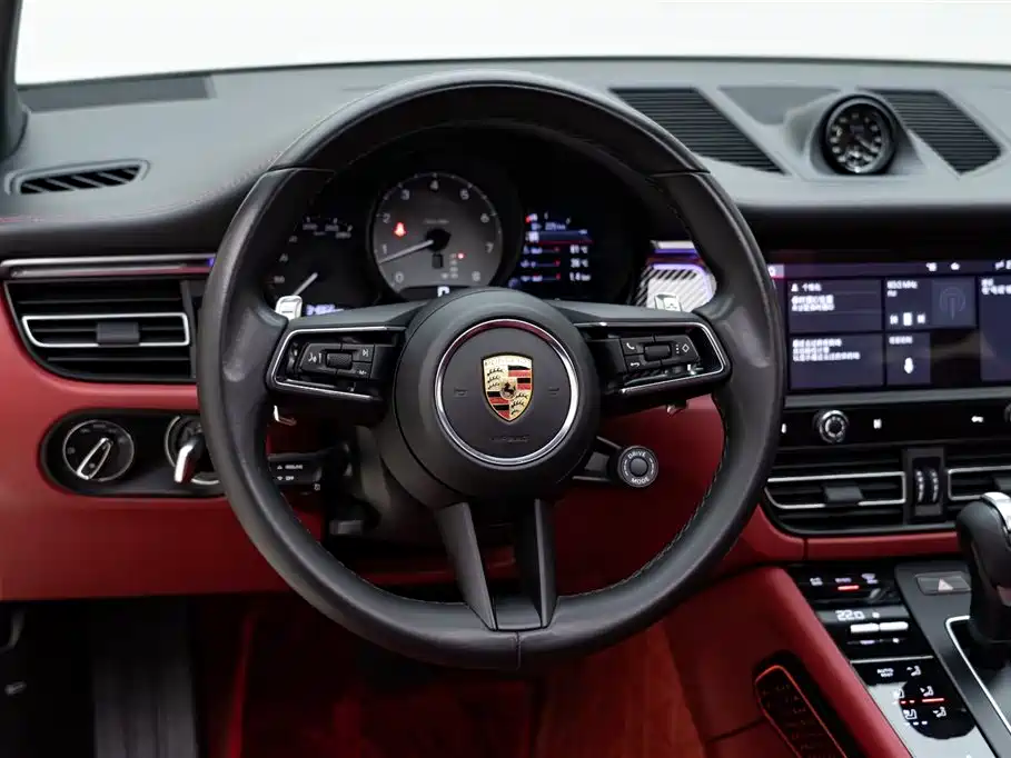 PORSCHE MACAN