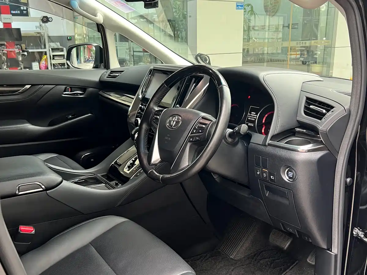 Toyota Vellfire фото 9