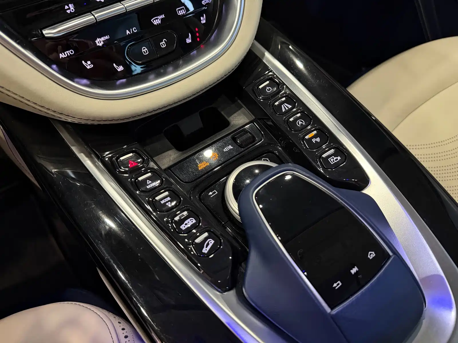 Фото 11 - Aston Martin DBX