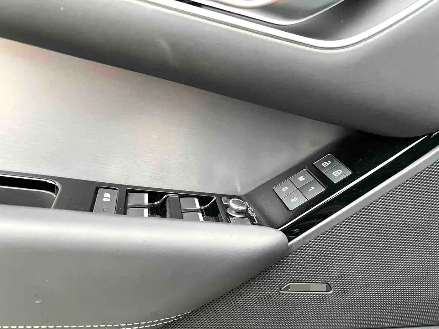 Land Rover Range Rover Velar 2023 250PS Gloss Black Collector's Edition фото 7