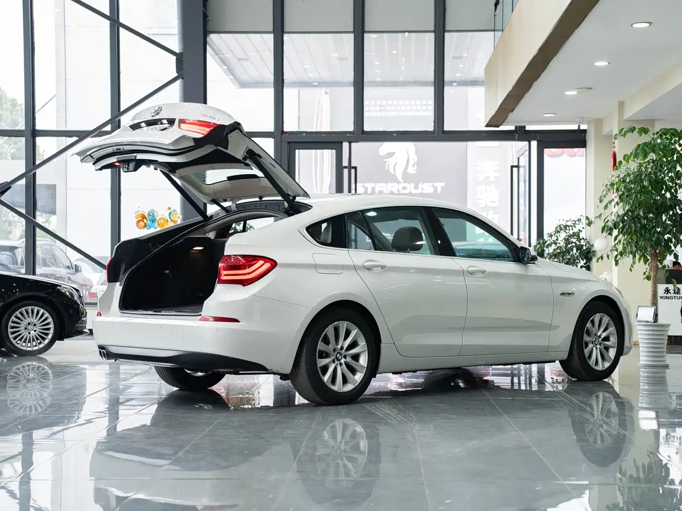BMW 5 Series GT 2014 528i Leading фото 8