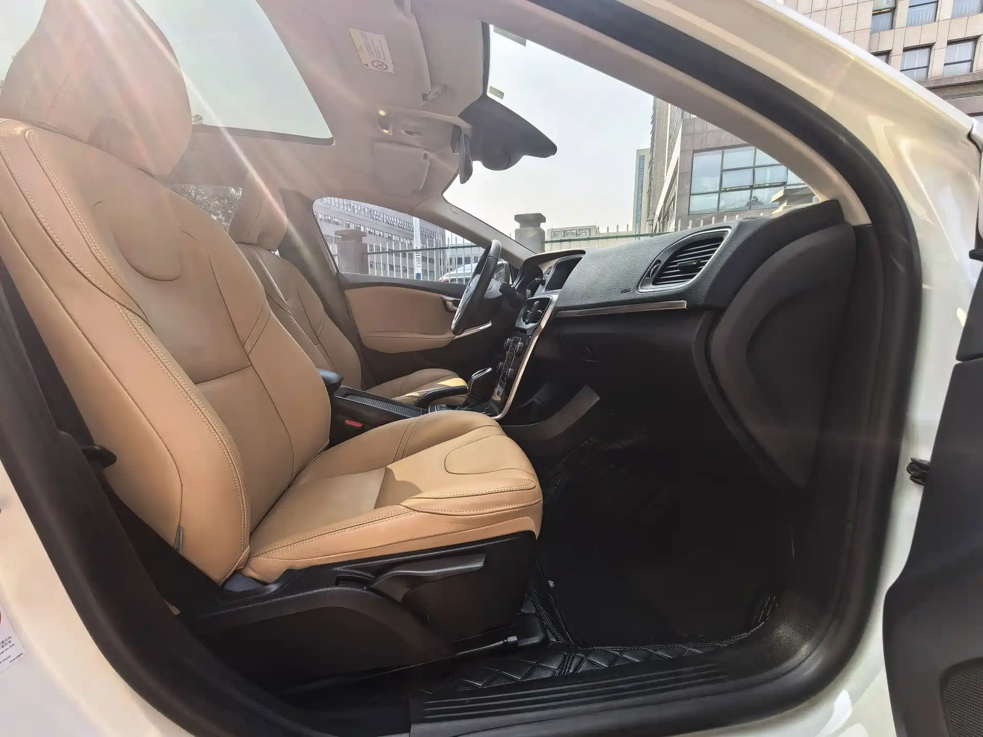 Photo 9 - Volvo V40