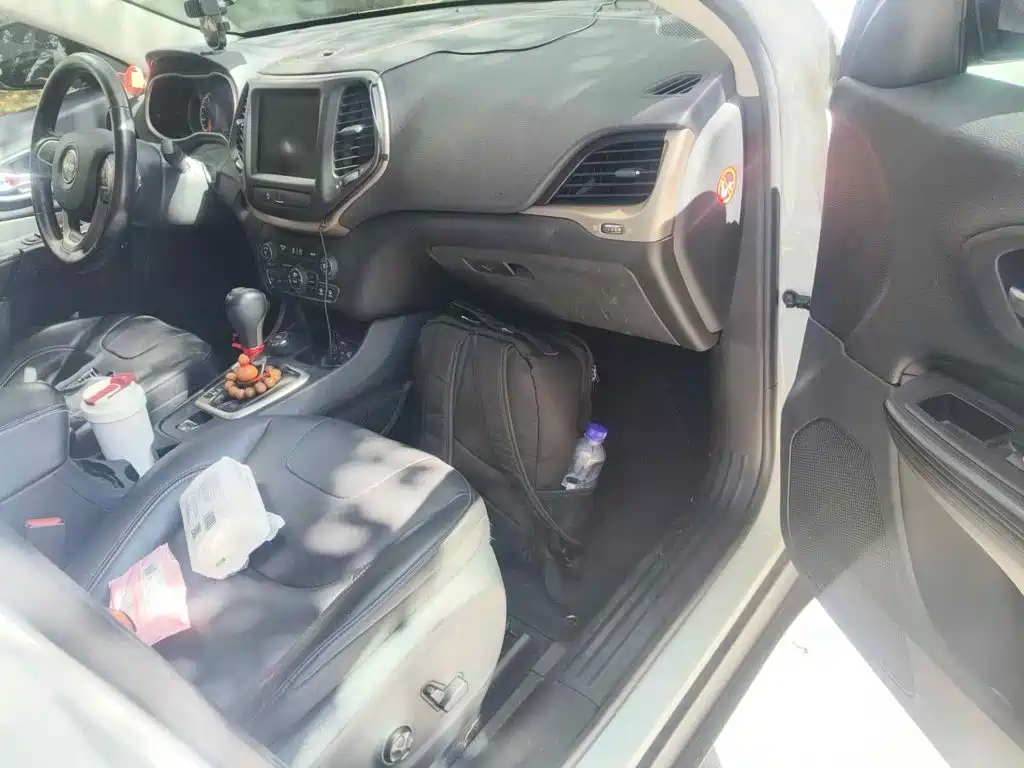 Photo 13 - Jeep Cherokee