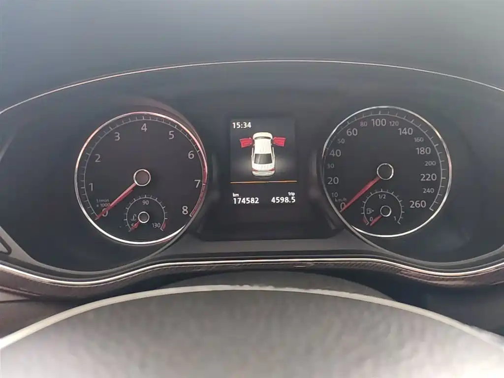 Volkswagen Passat 2017 330TSI DSG Luxury фото 12