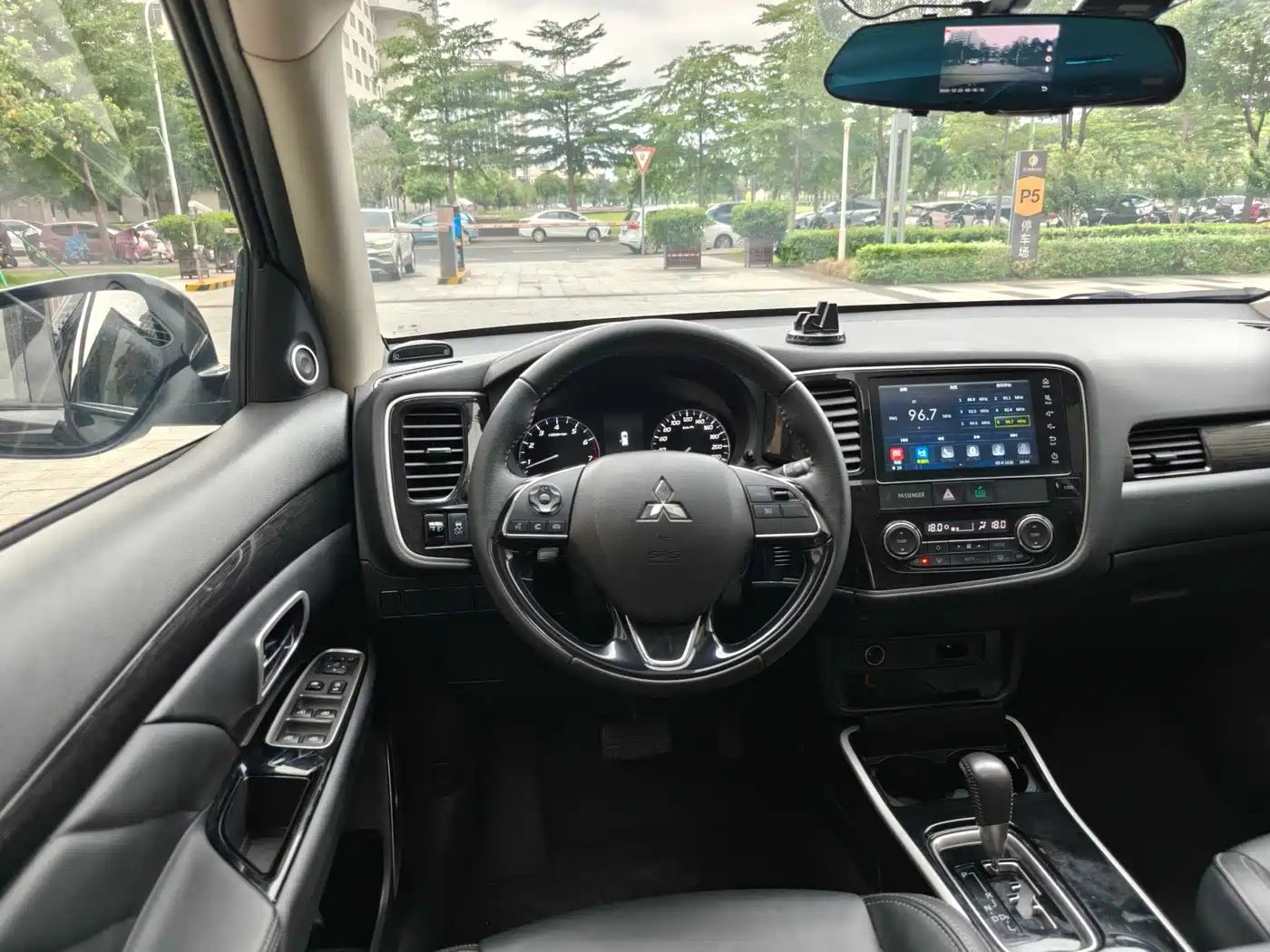 MITSUBISHI OUTLANDER