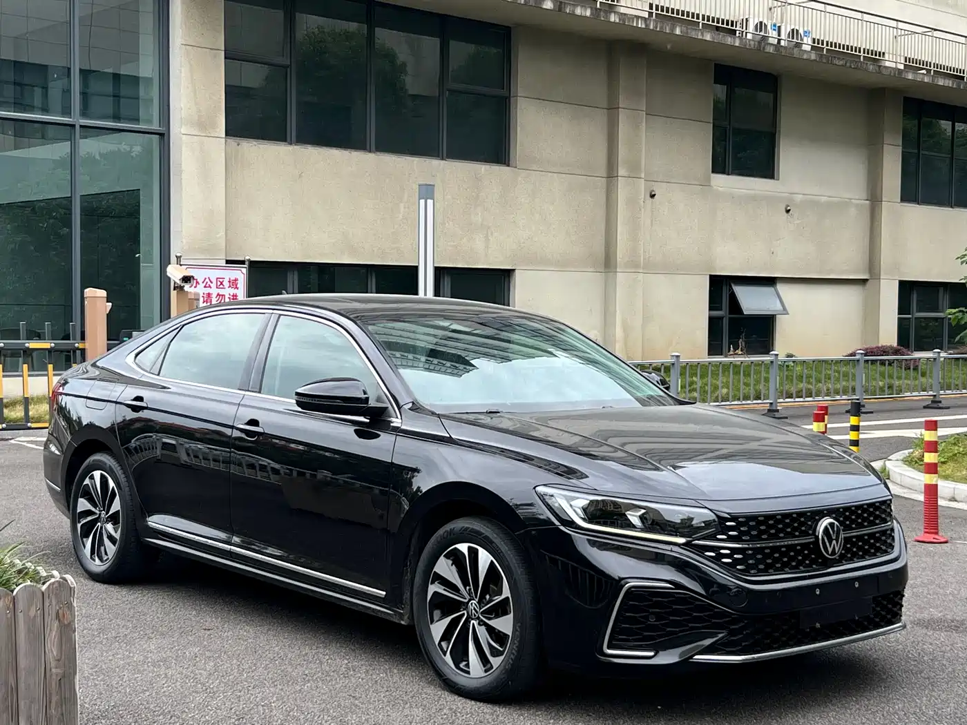 Volkswagen Passat 2022 330TSI Starlight Elite Edition фото 3