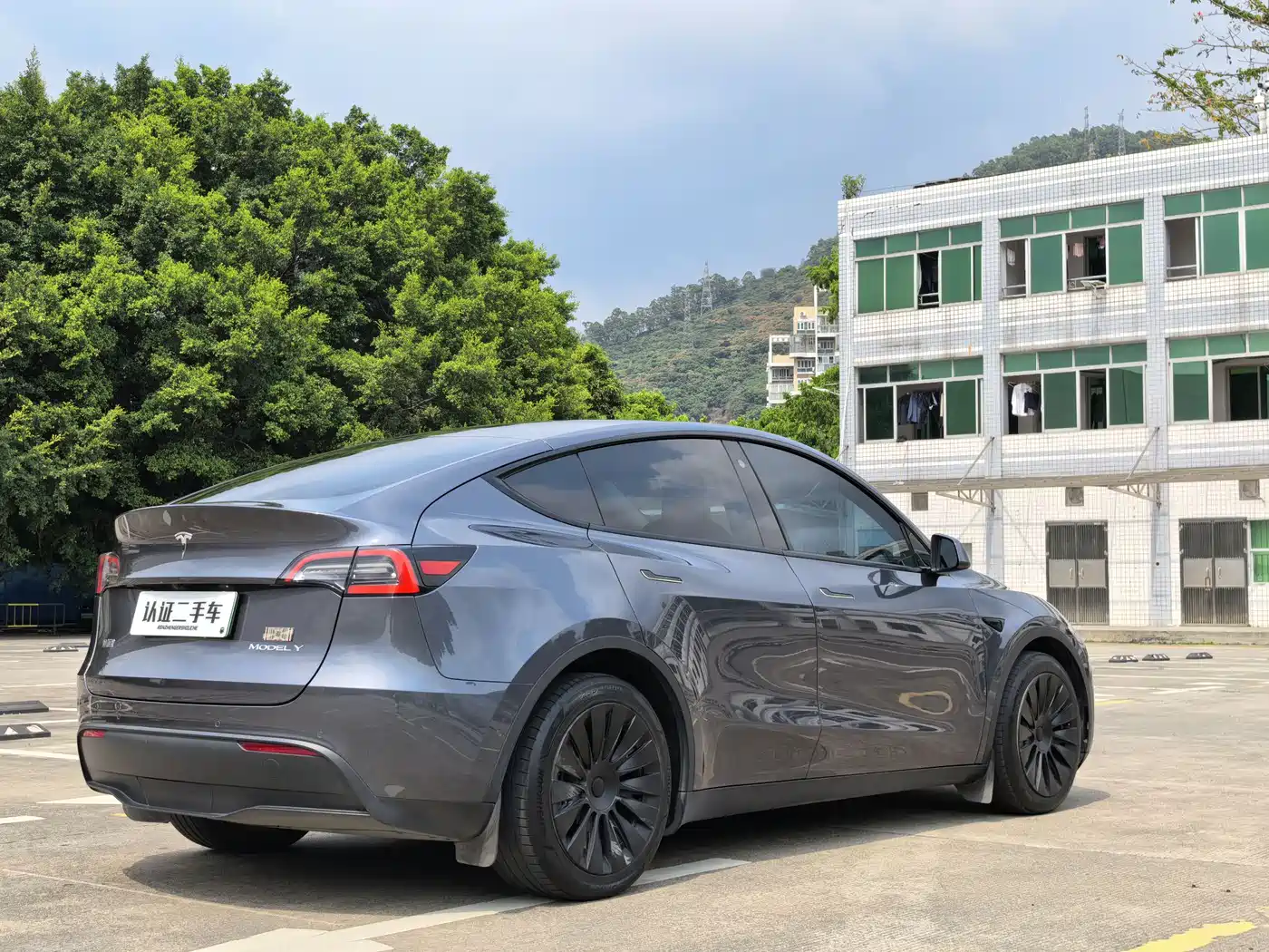 TESLA MODEL Y