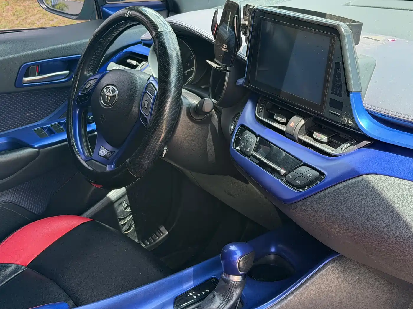 Фото 11 - Toyota C-HR