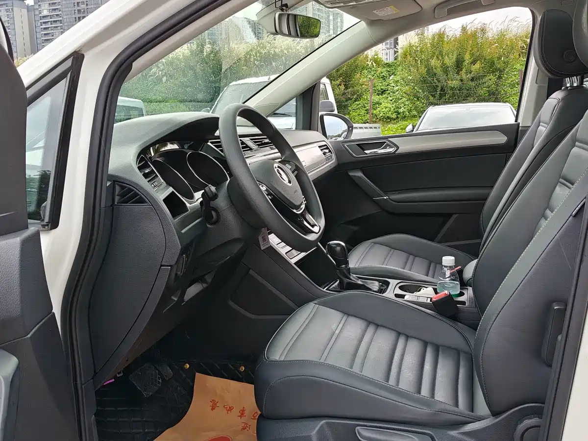 Photo 6 - Volkswagen Touran