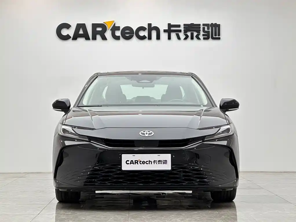 Фото 7 - Toyota Camry