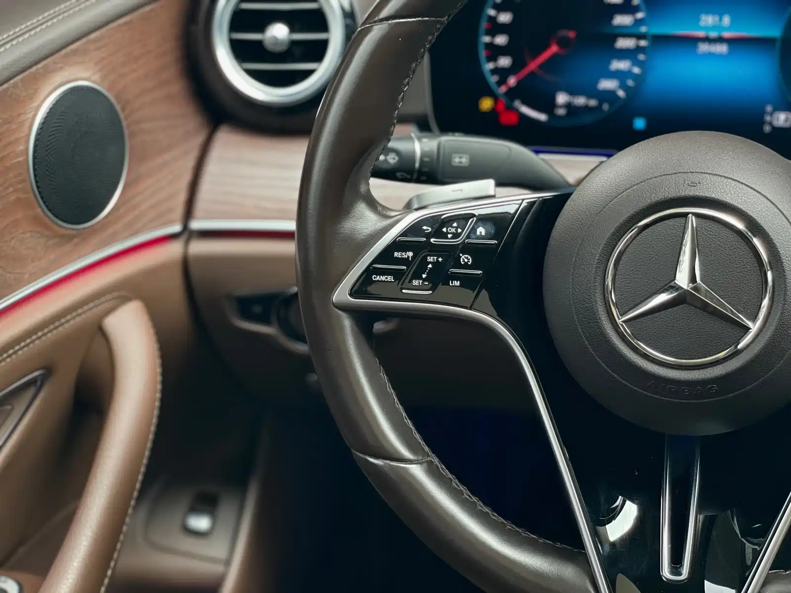 Фото 24 - Mercedes-Benz E-Class