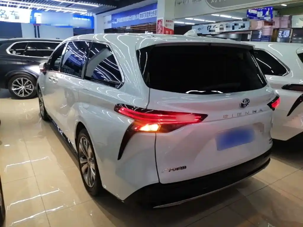 Toyota Sienna 2023 2.5L Hybrid Premium Edition фото 5
