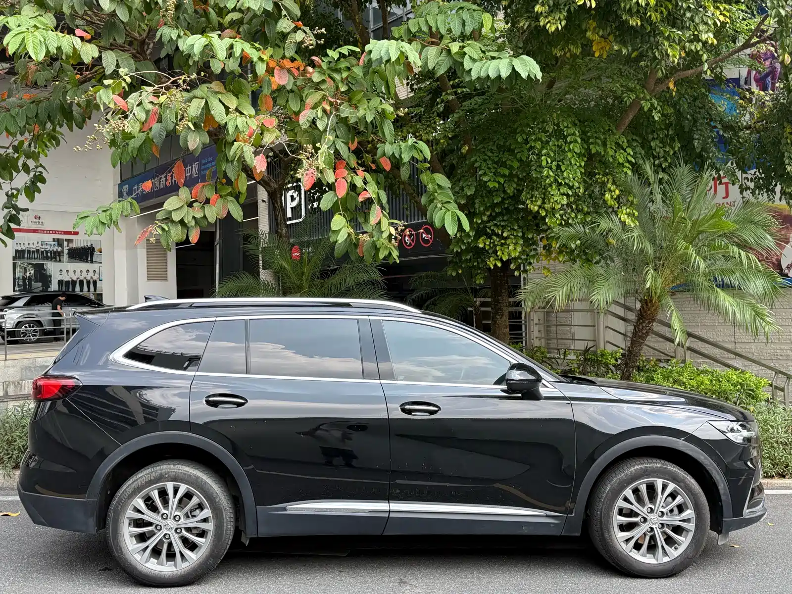 Photo 4 - Buick Envision Plus