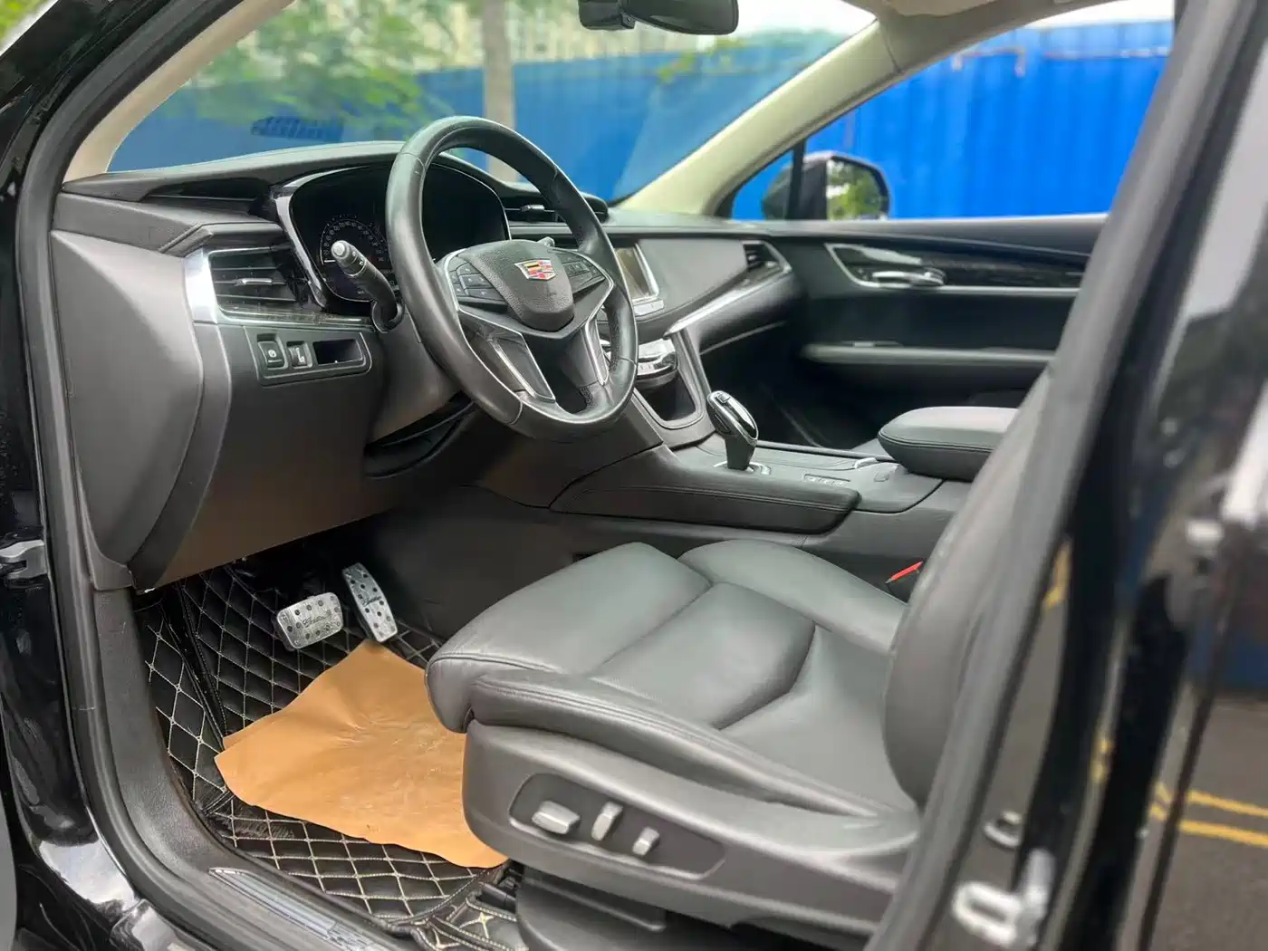 Photo 8 - Cadillac XT5