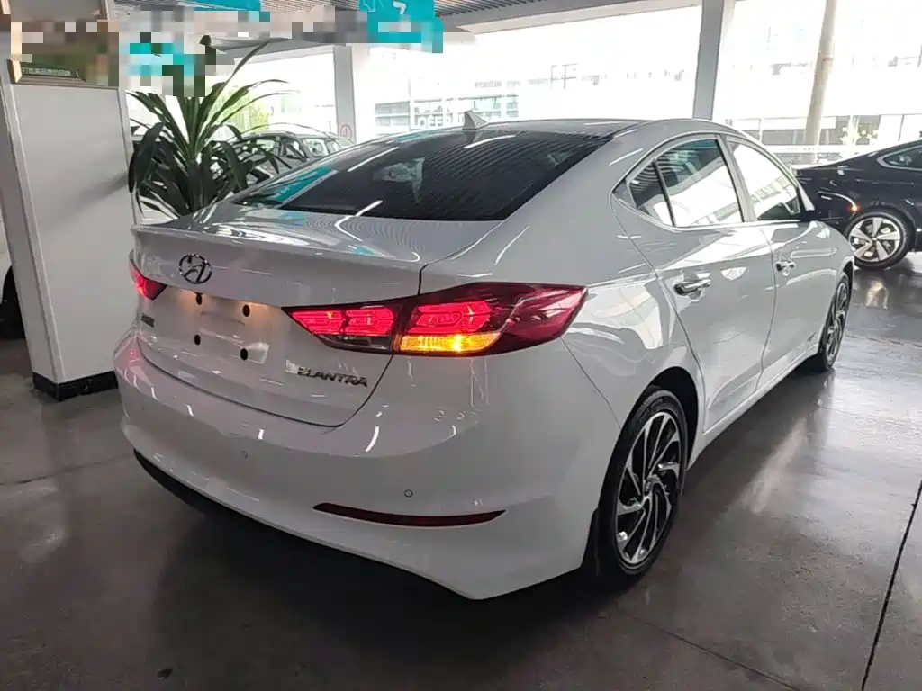 Photo 5 - Hyundai Elantra