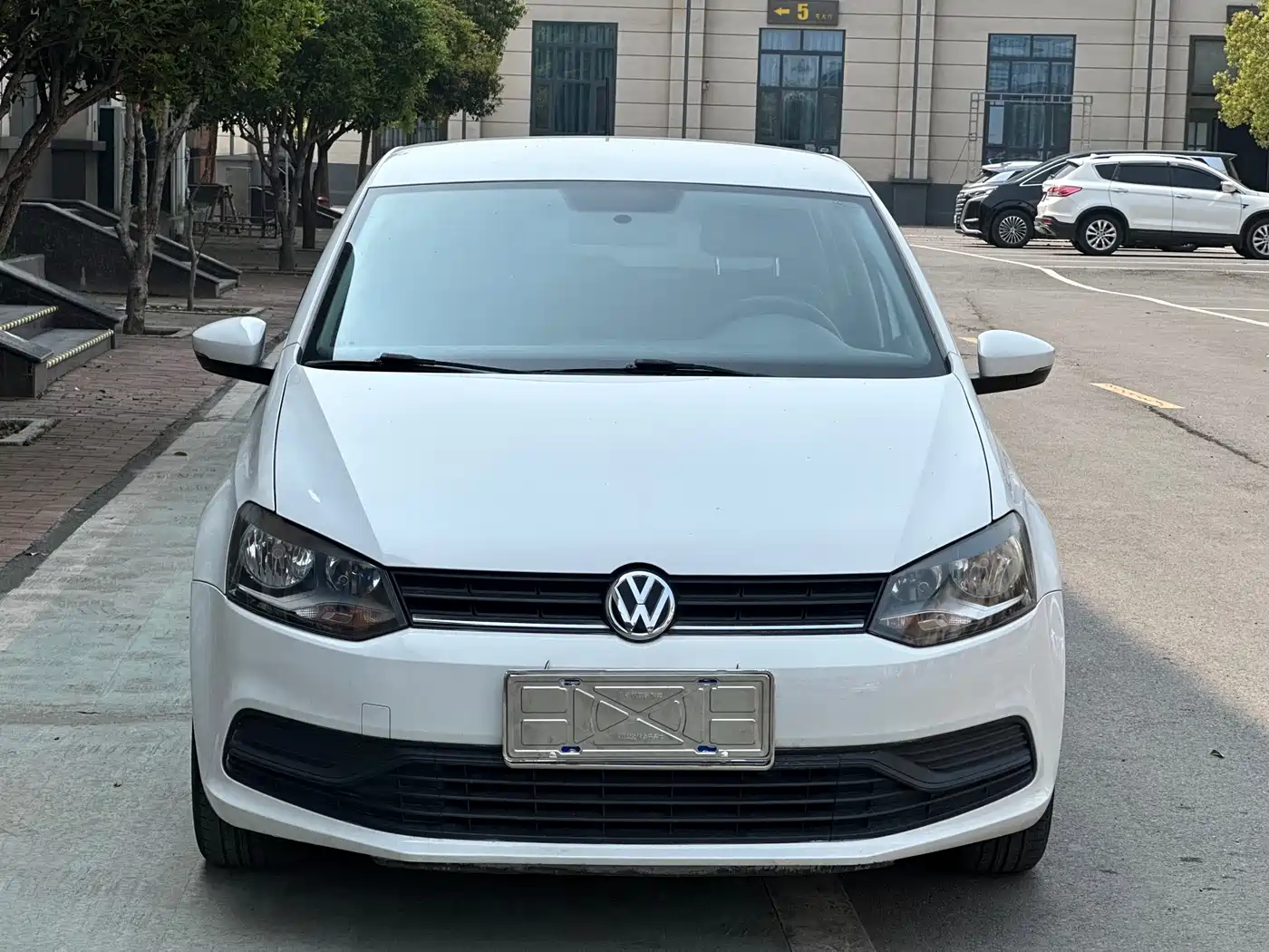 VOLKSWAGEN POLO